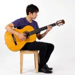 Tư thế ngồi và cầm đàn guitar classic đúng cách